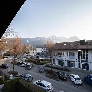 Central With The View Of The Zugspitze Apartment